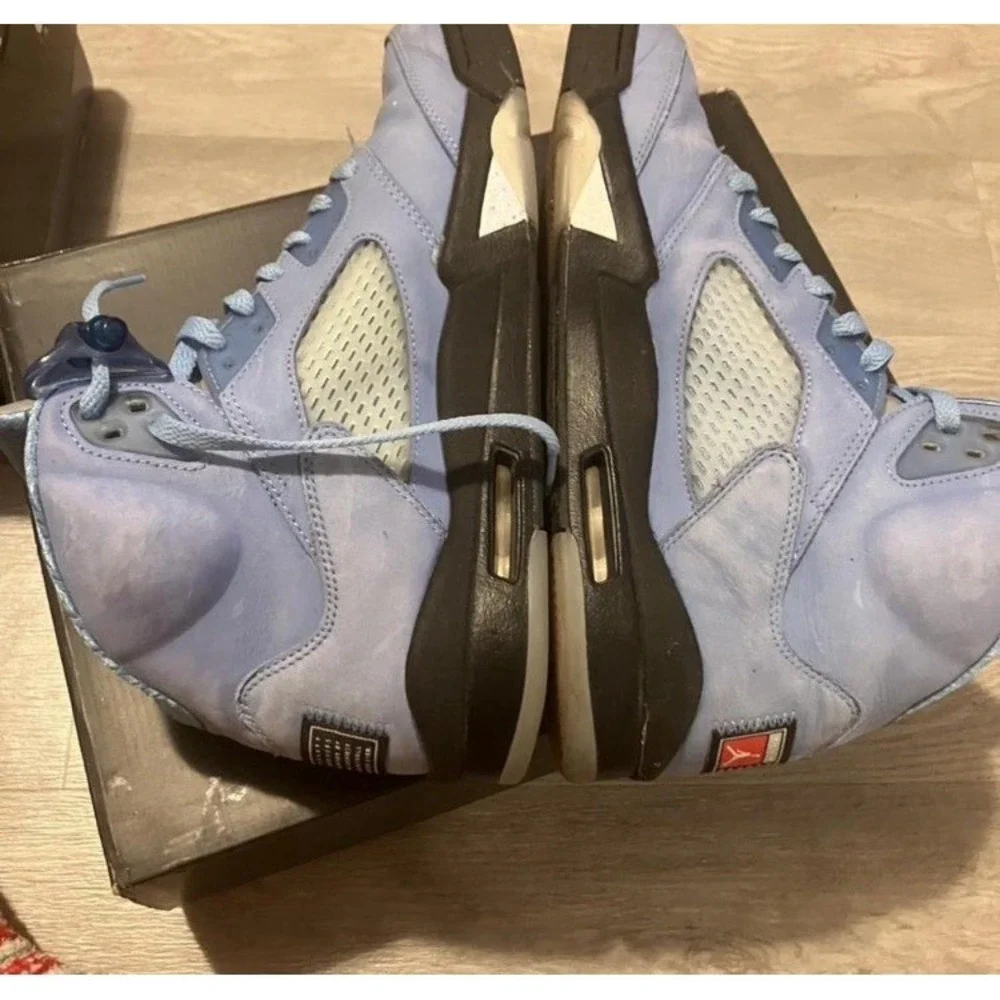 Nike Air Jordan 5 Retro UNC University Blue Sneakers Size 10 DV1310-401